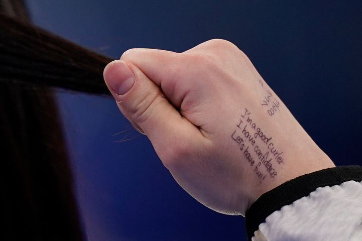 image of hand with message in pen: "I'm a good curler. I have confidence. Let's have fun!"